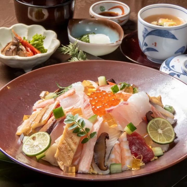 オープンキッチンを備えた披露宴会場での宴席