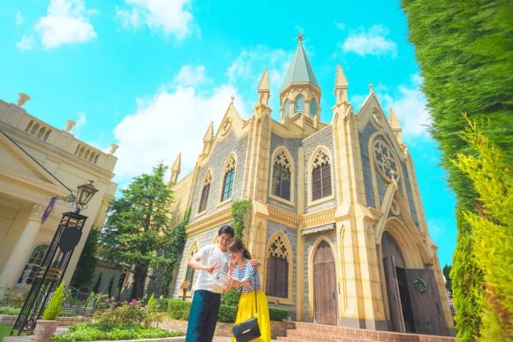 三角窓から光が差し込む白基調のチャペル