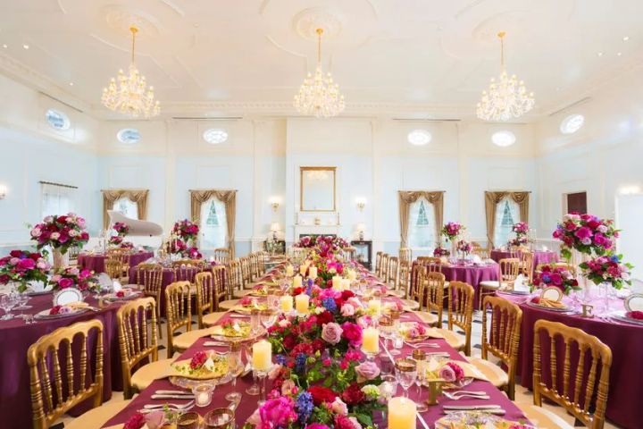 キャンドルと花びらで演出された非日常の空間