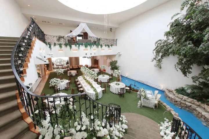 色とりどりの野菜を盛り付けたサラダプレート