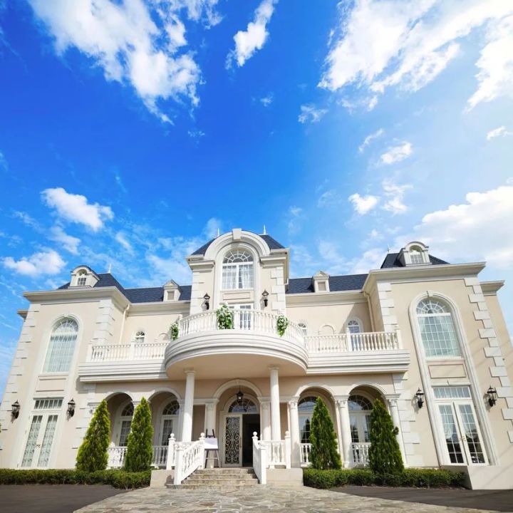 螺旋階段いっぱいに並ぶ周年記念の集合写真