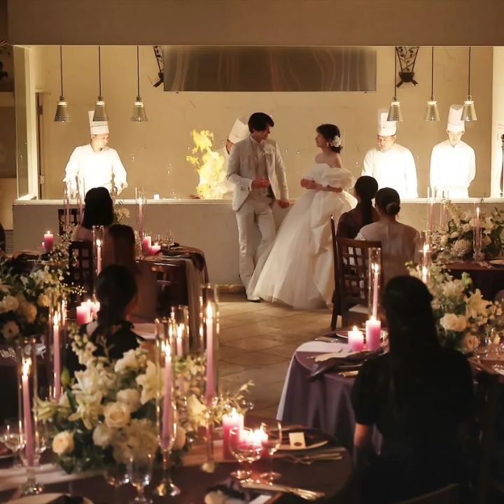 専属スタッフがグループをサポートするシーン