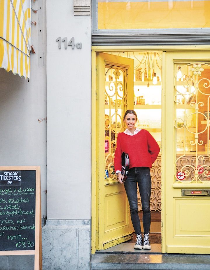 春の訪れを感じるデニムコーデが続々と登場！【パリジェンヌの一週間コーデ】