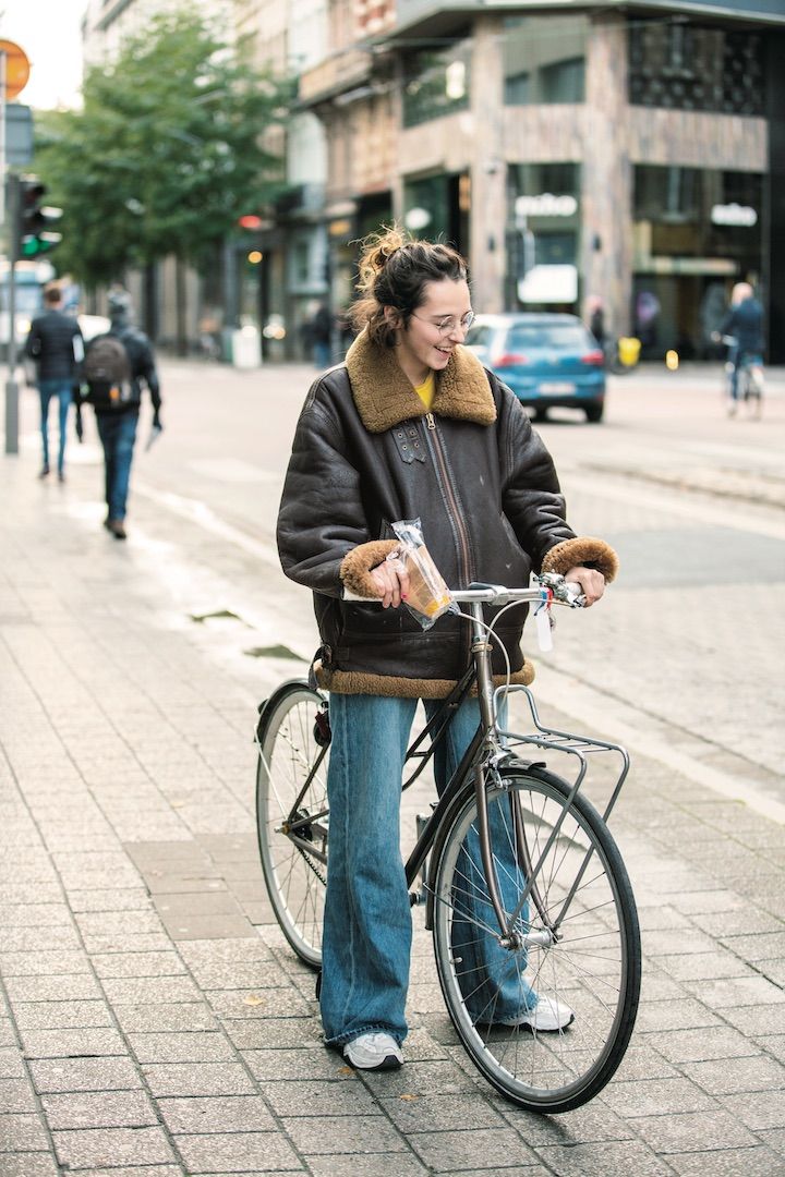 春の訪れを感じるデニムコーデが続々と登場！【パリジェンヌの一週間コーデ】