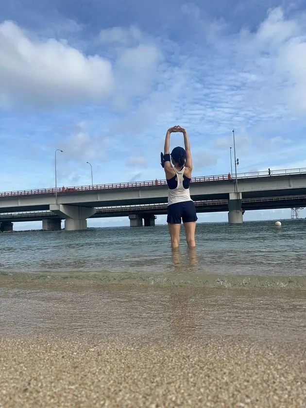 波の上（なみのうえ）に立つなみんちゅ