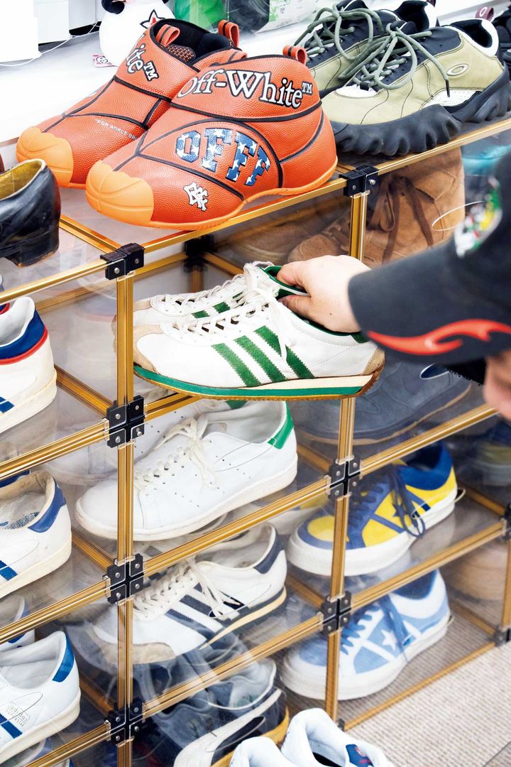 服部昌孝が靴をしまう様子