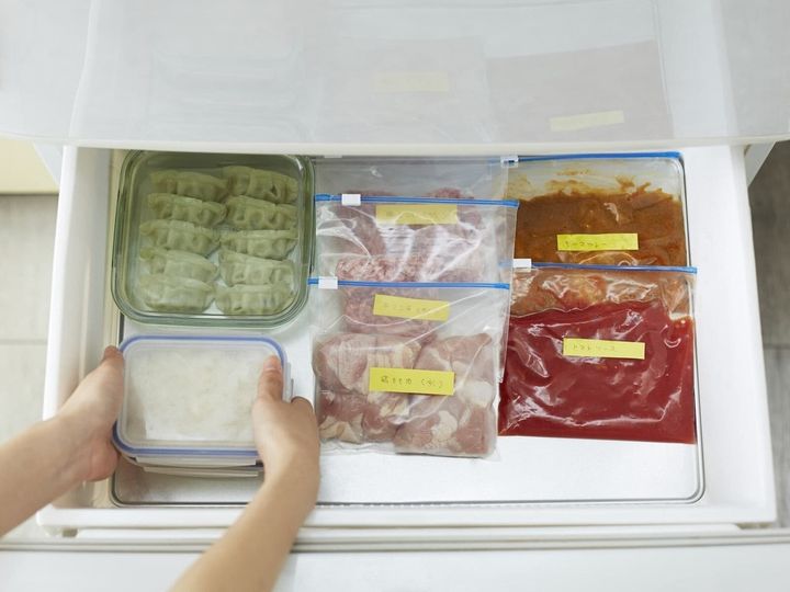 24時間365日動き続けている冷蔵庫。その使い方を間違えると電気代を無駄に使ってしまいます。今回は冷蔵庫の中から冷凍室に注目。冷凍室はスカスカがいいのか、ぎゅうぎゅうに詰め込むのがいいのか。その正解と節約のための使い方をご紹介します。