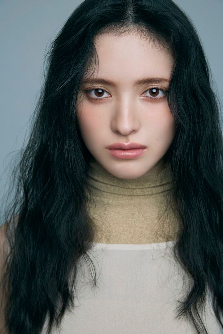 あきちゃん（菅田愛貴）がALLブラウンの2026春メイクを披露。深みのあるブラウンで目元を引き立てた最旬“超♡盛り顔”ビジュアル。