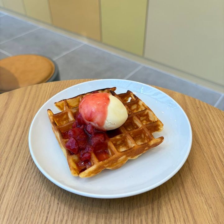 アメリカンワッフル＋アイスクリーム、ストロベリー果肉