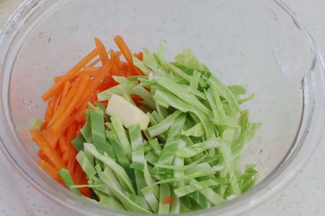 にんじんとキャベツの塩昆布バター