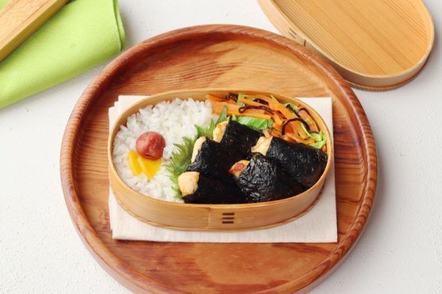「ささみ海苔」「にんじんとキャベツの塩昆布バター」2品弁当
