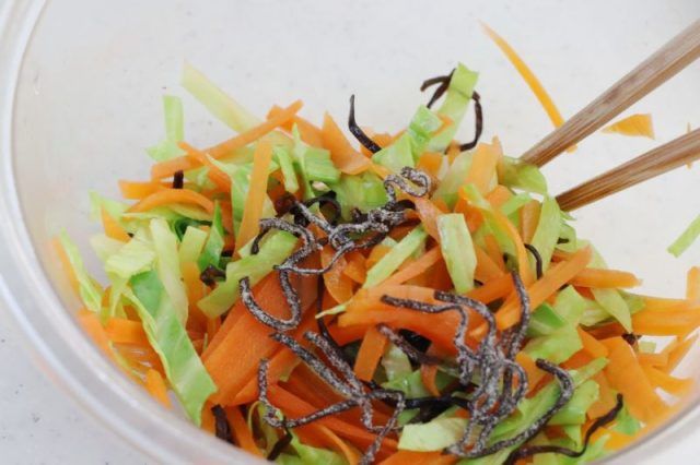 にんじんとキャベツの塩昆布バター