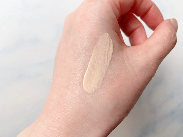 ファンデーションを塗った手