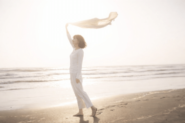 海辺を歩く女性