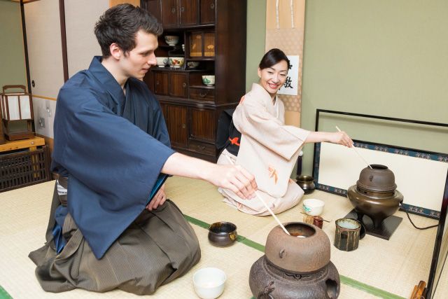 茶道を体験する外国人 正座