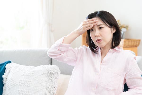更年期の不調を「我慢」してしまいがちな女性たち