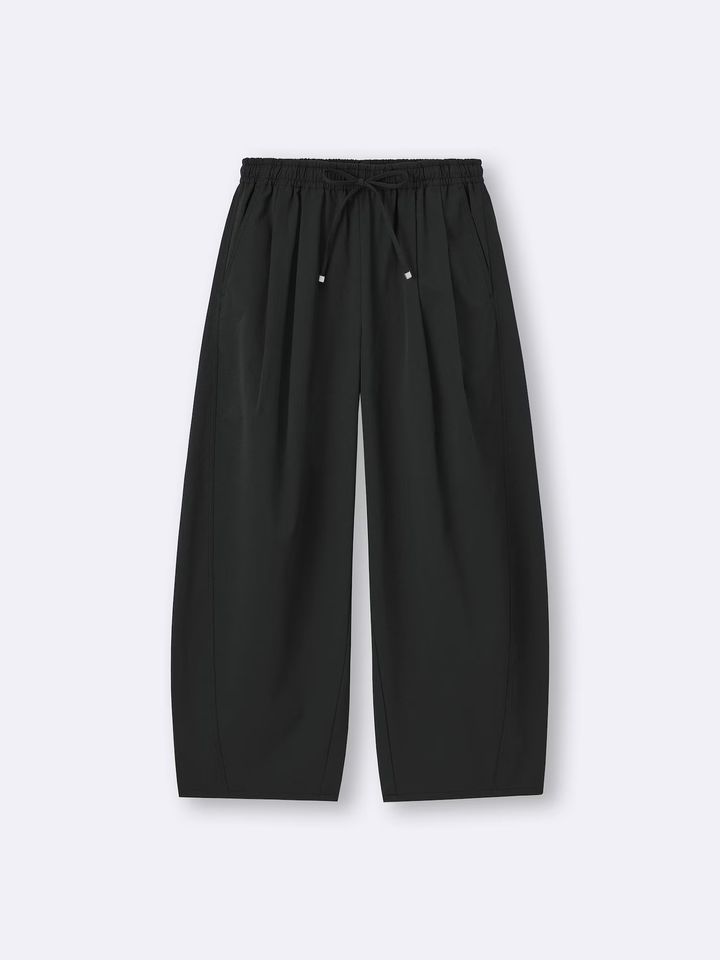 【GU】丸みシルエットが旬のバレルアンクルパンツ