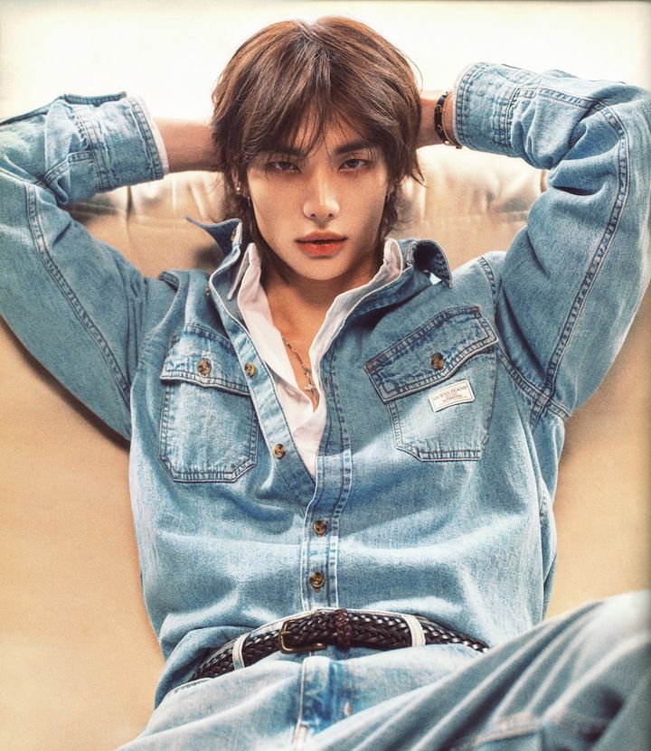 ヒョンジン、Tシャツからお腹チラリ アンニュイな表情がセクシーすぎる！ GUESS JEANSの新グローバルキャンペーンに登場