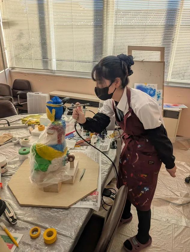 1300年の古刹に高校生の彩色で14体が揃う！誠恵高等学校「喜光寺 雲中供養菩薩彩色プロジェクト」 未彩色と彩色途中の雲中供養菩薩像が並ぶ展示