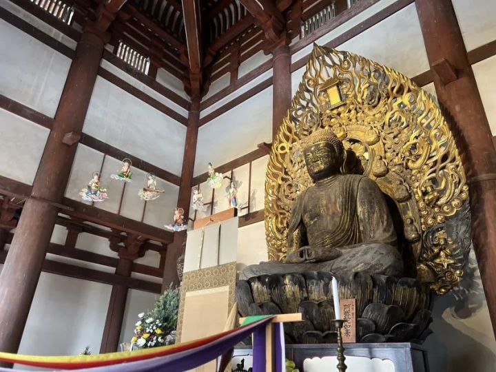 1300年の古刹に高校生の彩色で14体が揃う！誠恵高等学校「喜光寺 雲中供養菩薩彩色プロジェクト」 重層の屋根と朱塗りの柱が印象的な喜光寺の本堂外観