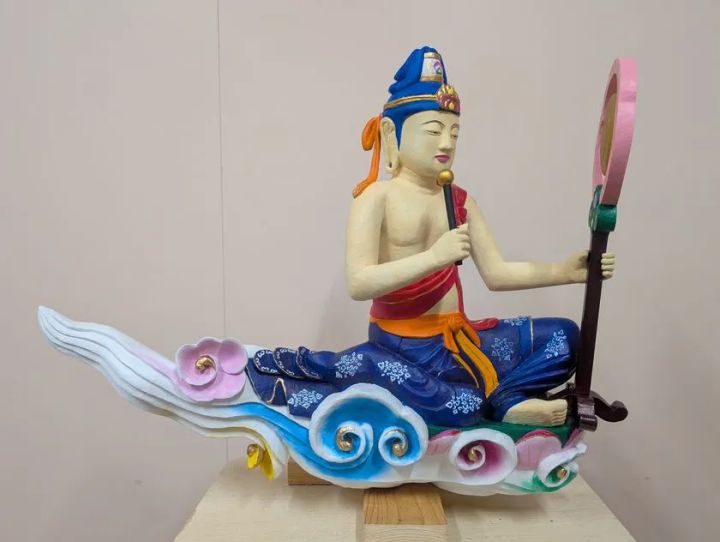 1300年の古刹に高校生の彩色で14体が揃う！誠恵高等学校「喜光寺 雲中供養菩薩彩色プロジェクト」 生徒たちが工房で雲中供養菩薩像の彩色に取り組む様子