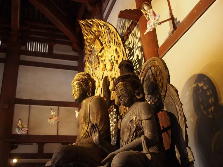 1300年の古刹に高校生の彩色で14体が揃う！誠恵高等学校「喜光寺 雲中供養菩薩彩色プロジェクト」 喜光寺本堂に並ぶ阿弥陀如来坐像と雲中供養菩薩像