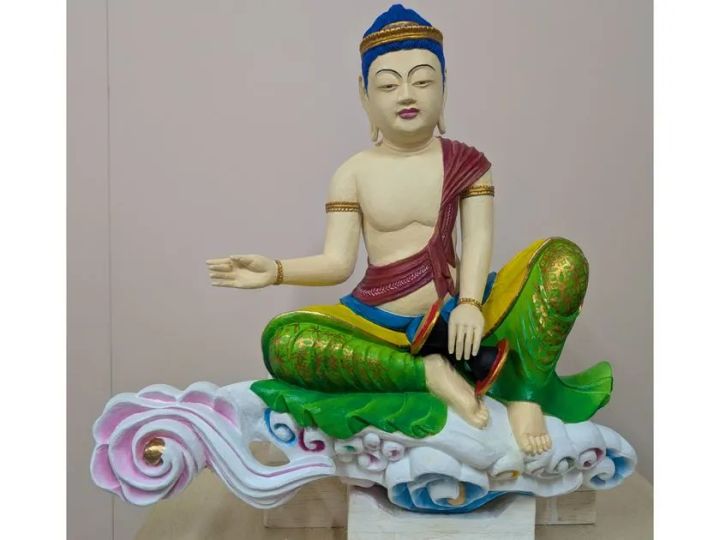 1300年の古刹に高校生の彩色で14体が揃う！誠恵高等学校「喜光寺 雲中供養菩薩彩色プロジェクト」 青い宝冠と濃紺の衣が映える雲中供養菩薩像