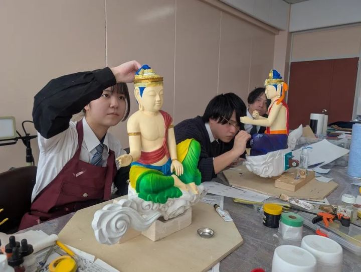 1300年の古刹に高校生の彩色で14体が揃う！誠恵高等学校「喜光寺 雲中供養菩薩彩色プロジェクト」 阿弥陀如来坐像と本堂内陣の荘厳な空間