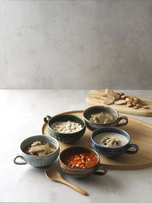 1食で食物繊維12.5gを手軽にとれる5種の食べるスープ！あじかん「ごぼう RESET SOUP」 具材をすくえるほど具沢山なトマトスープのイメージ