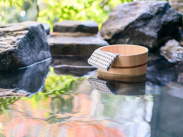 All About ニュース編集部が全国250人を対象に実施した「温泉地に関するアンケート」の調査結果から、1人旅で行きたいと思う「栃木県の温泉地」ランキングを発表！ 2位「日光温泉」を抑えた1位は？※画像はイメージです