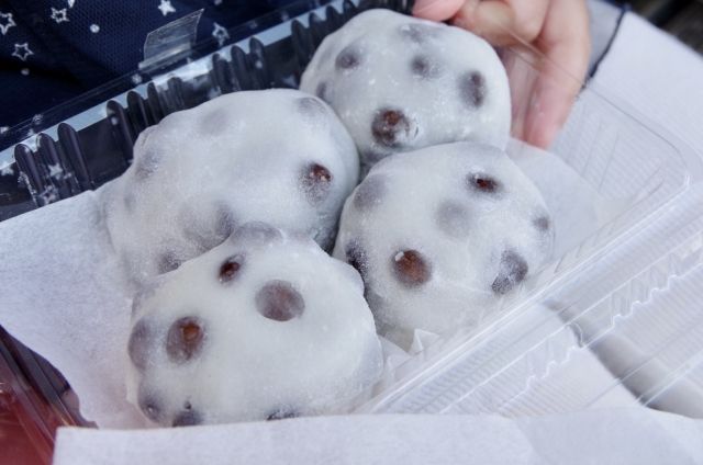 豆大福 テイクアウト イメージ プラスチックパックに詰めた豆大福4つ