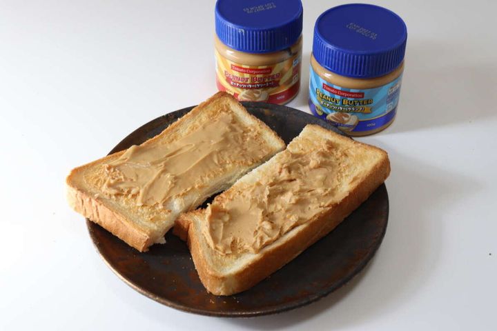 ダイソーのピーナッツバターの粒感の違い