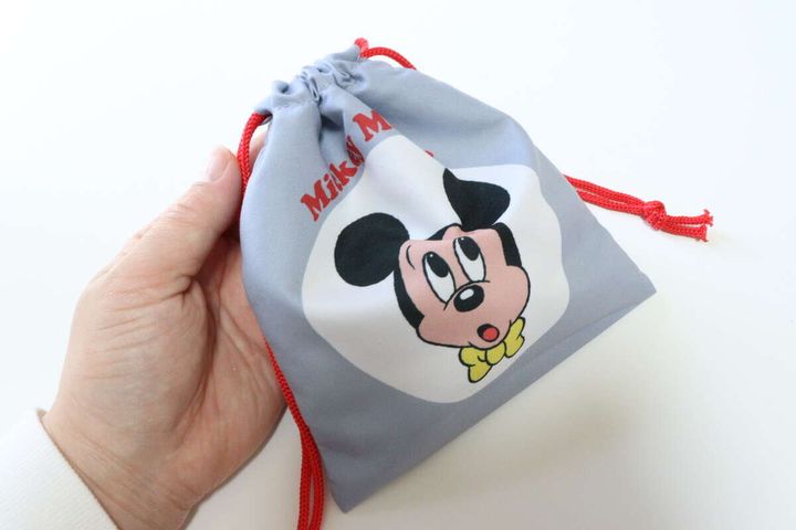 ダイソーのレトロ可愛い巾着、スクエア（ミッキー＆フレンズ）