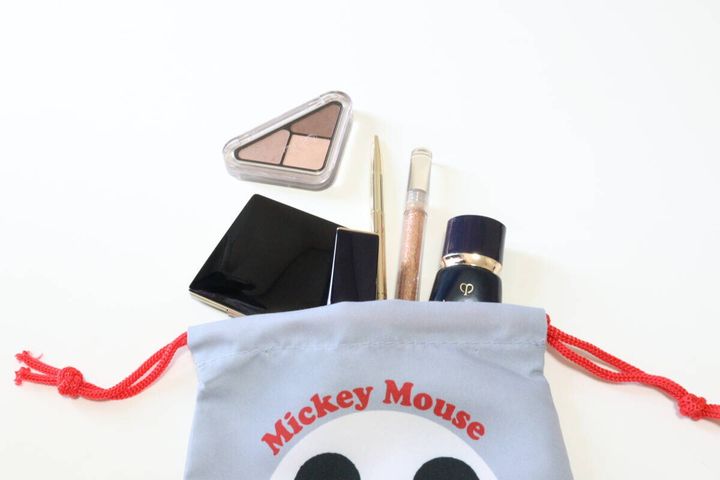 ダイソーの巾着、スクエア（ミッキー＆フレンズ）にコスメを入れる