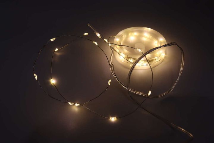 ワイヤーライト（60LEDs、ウォームホワイト） 点灯