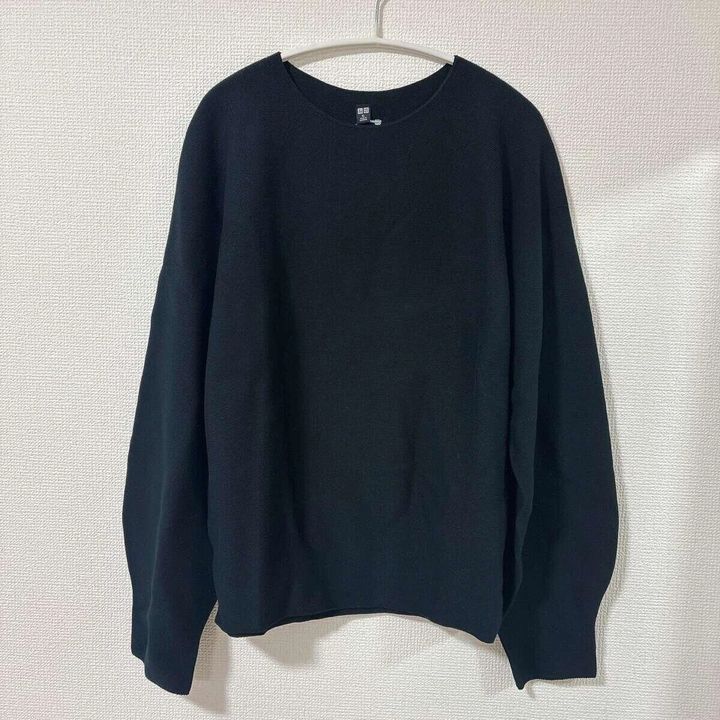 ユニクロ値下げ黒3Dコットンクルーネックボリュームスリーブセーター