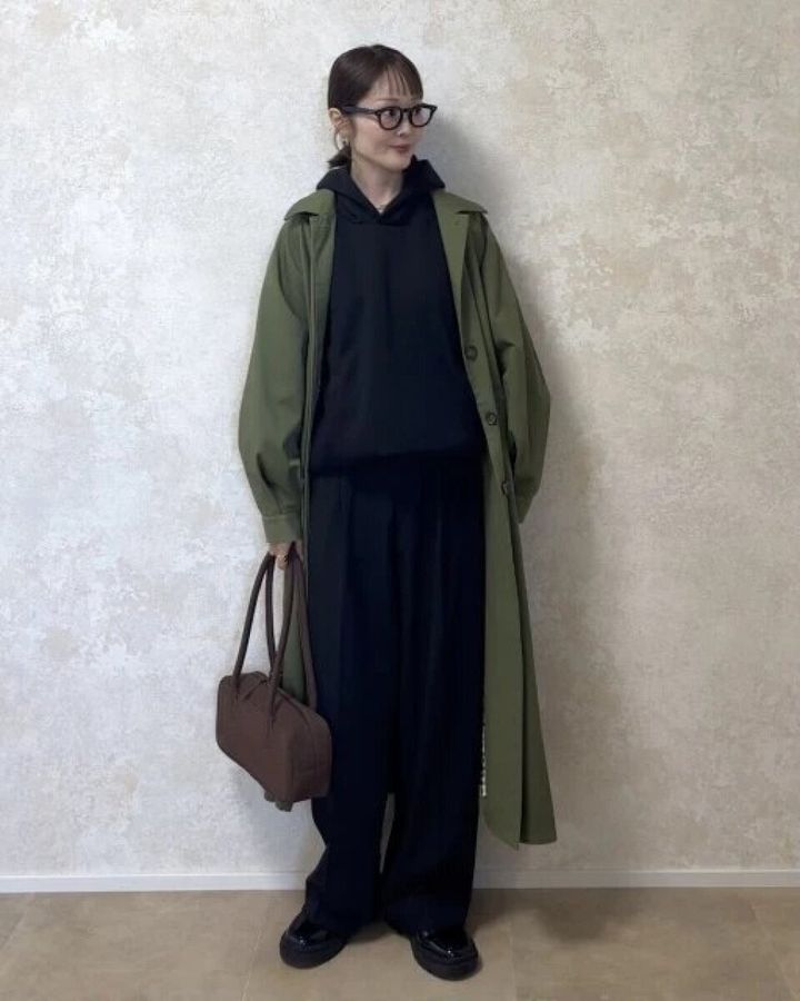 ユニクロ黒スウェットオーバーサイズプルパーカお手本コーデ