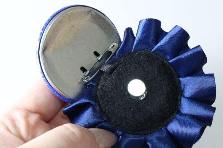セリア 缶バッジ用ロゼット マグネット 落下防止リボン 使用例
