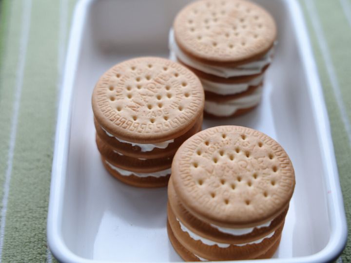 トレーやタッパーに入れたらしっかりとラップをして冷蔵庫で1日ほど寝かせる。