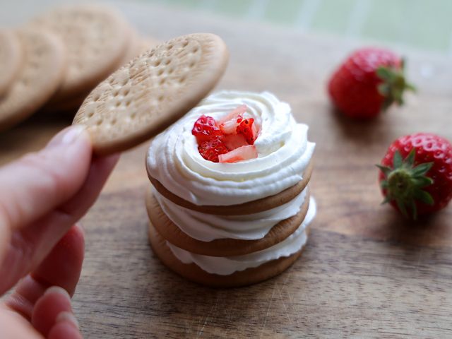 ③を3個重ねたら、上にもう一枚ビスケットを乗せる