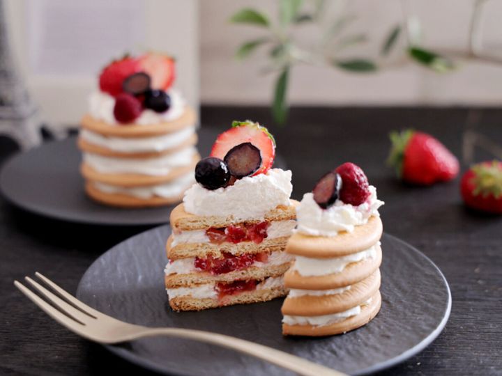 中央に生クリームを絞り、飾り用の苺と冷凍ベリーなどを飾ったら、出来上がり。