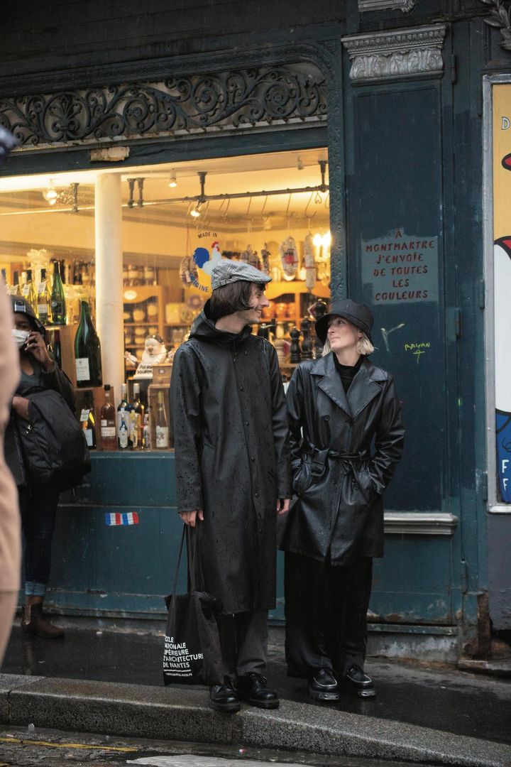 冷たい春の雨でも大丈夫！ブラックコーデでセンスよくきめて