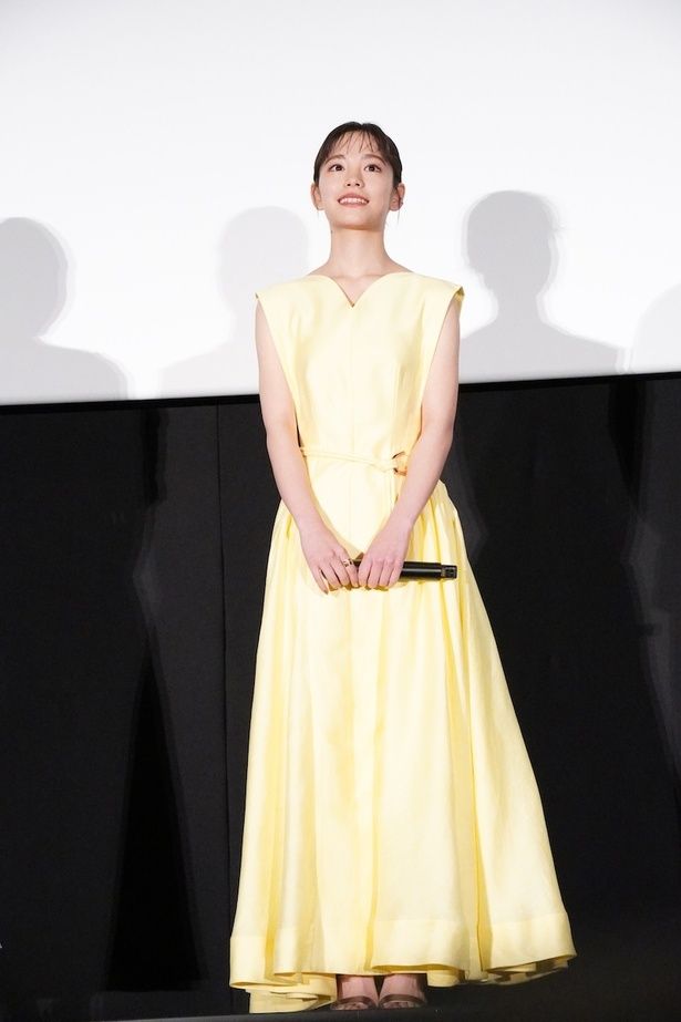 主人公の少女・継田フジコ役を演じた當真あみ、ビタミンカラーのドレス姿で登場