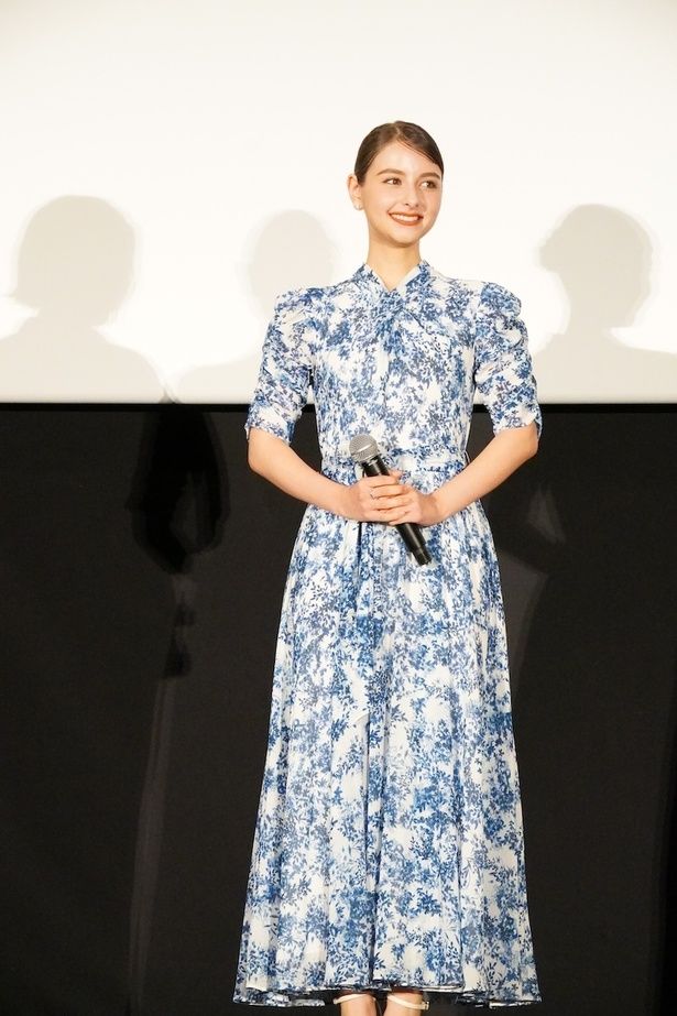嵐莉菜は、白地に青のボタニカル柄のドレスをセレクト