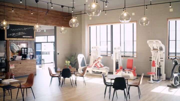 人が確定する17店舗展開で作成時間を20〜30％短縮！HLC「モニタリング報告書作成支援」 カフェのような空間とトレーニング設備を備えたソレイルミナーレの施設内