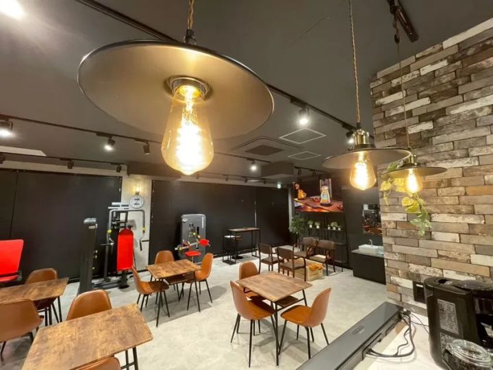 人が確定する17店舗展開で作成時間を20〜30％短縮！HLC「モニタリング報告書作成支援」 落ち着いた空間にテーブル席とトレーニング設備を備えた施設内