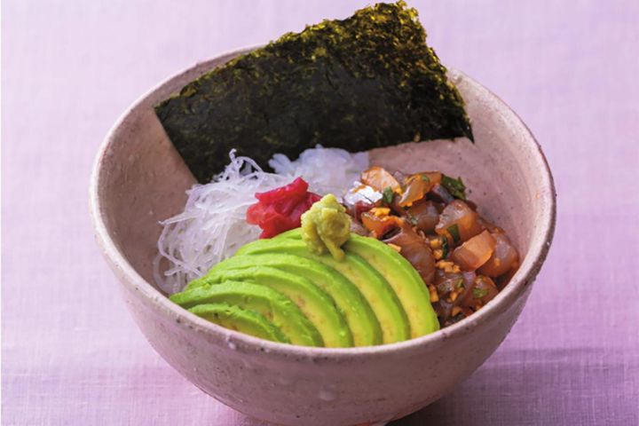 やる気が出ない日に！切ってあわせるだけ。『きょうの料理』でも人気の大原千鶴さんレシピ「アボカドとあじのたたき丼」