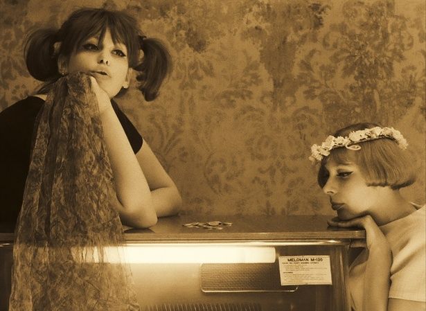 【写真を見る】「カワイイ！」と“渋谷系”の若者にも人気となった『ひなぎく』のビジュアル [c] Czech audiovisual fund, source: NFA