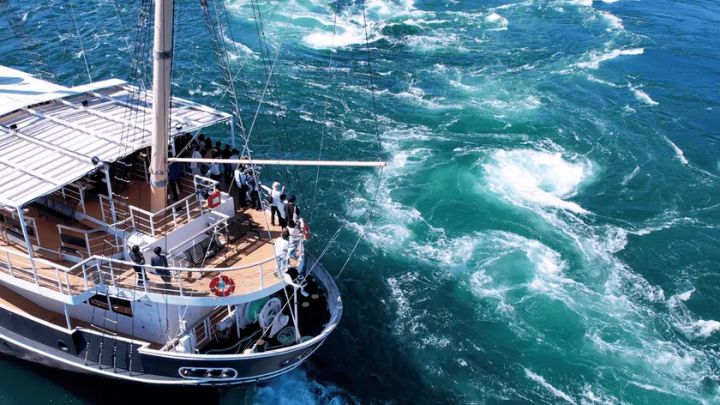 うずしおクルーズの帆船型クルーズ船