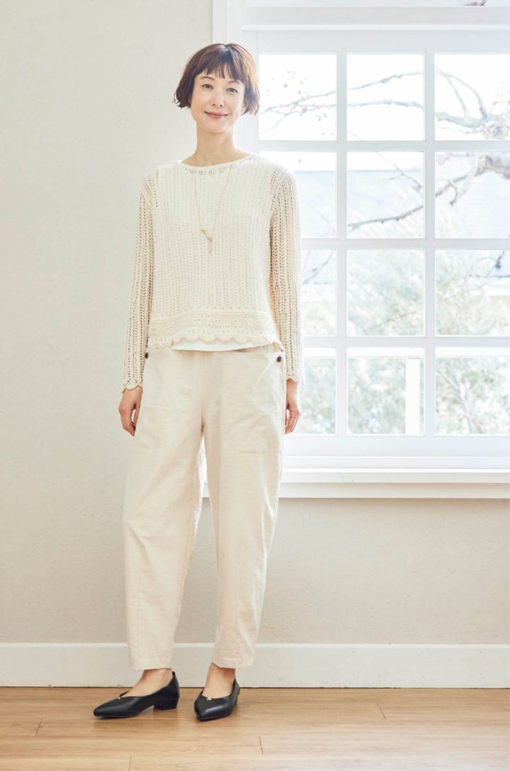 パンツ¥2,420、ニットプルオーバー+タンクトップセット¥2,189、靴￥2,420（ともにシーズン リーズン バイ リン アンド レッド／しまむら） ネックレス（しまむら参考商品）